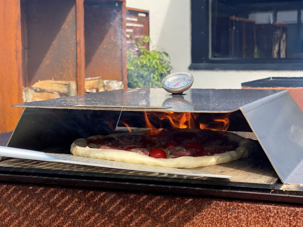Pizzaugn i användning med pizza på eldstad