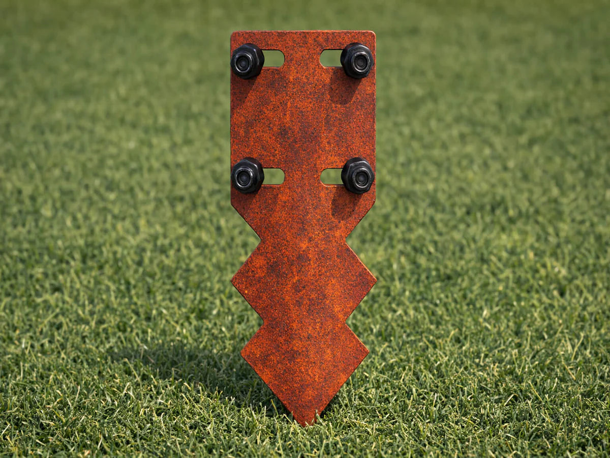 Rakt skarvspett i cortenstål för montering av trädgårdskant med svarta bultar