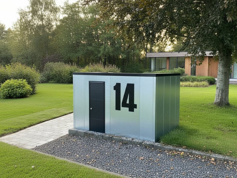 Sopkärlsskydd i stål med husnummer i trädgård