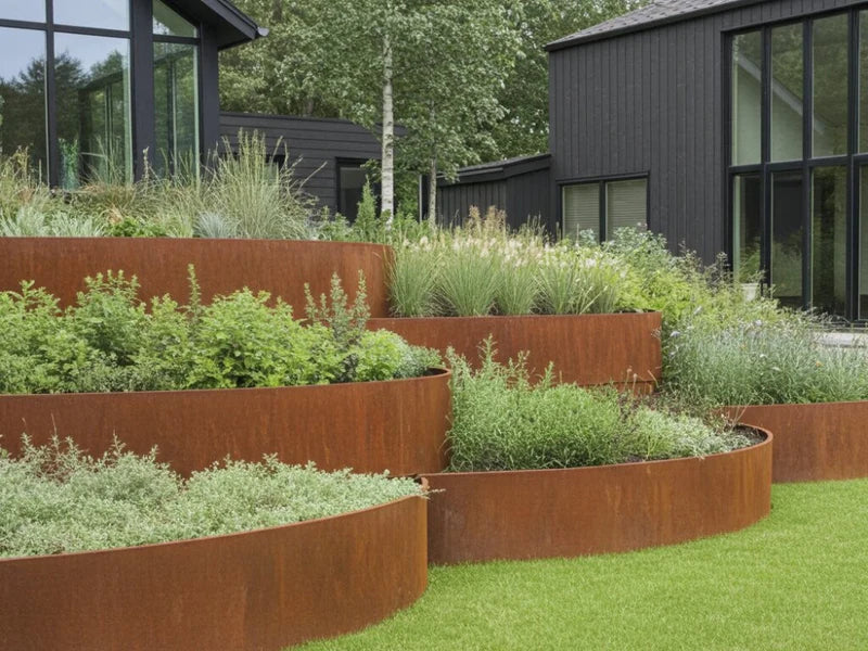 Böjda stödmurar i cortenstål i modern trädgård