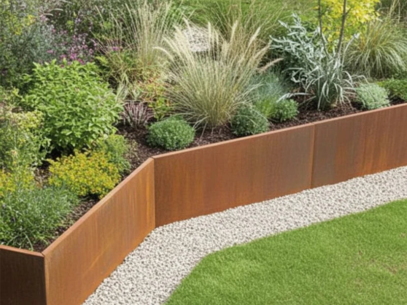 Invändigt hörn 45 grader till stödmur i cortenstål i planteringsbädd