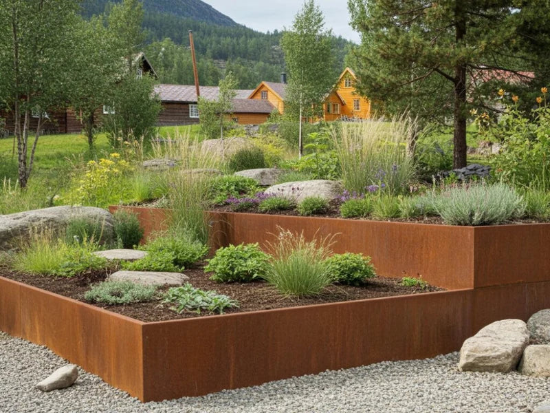 Stödmur i cortenstål med perenner och natursten