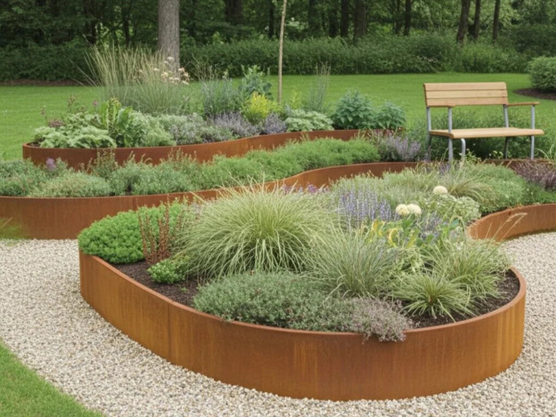 Böjd stödmur i cortenstål med perenner i trädgård