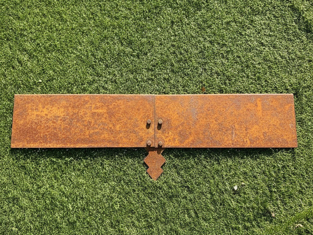 Trädgårdskant i cortenstål monterad med skarvspett och ombock