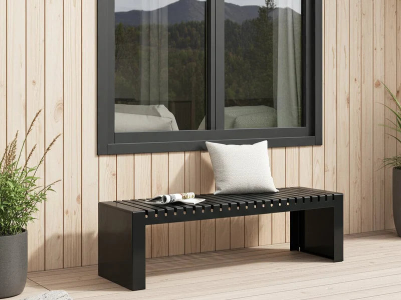 U-bänk i svart stål på terrass