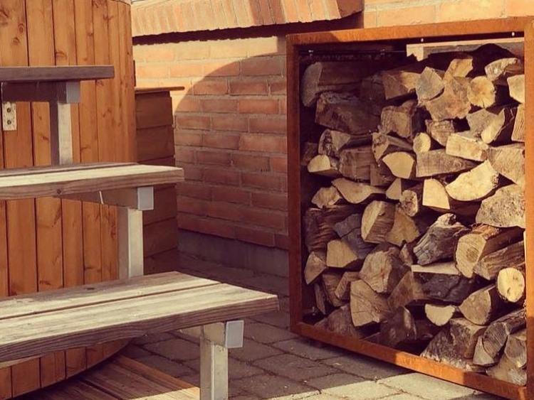 Robust vedförvaring i cortenstål för utomhusbruk