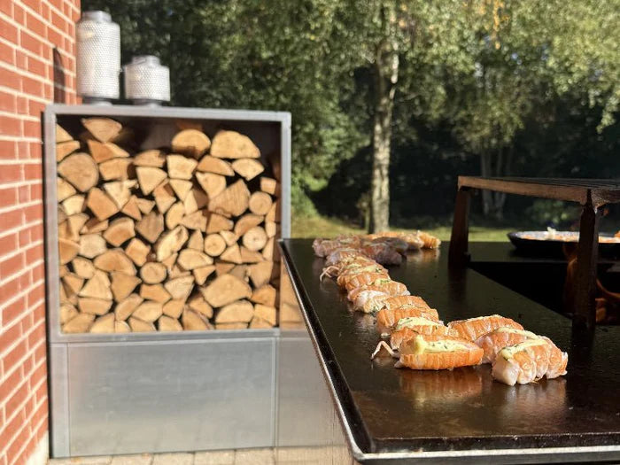 Vedförvaring i galvaniserat stål kombinerad med utekök i trädgård