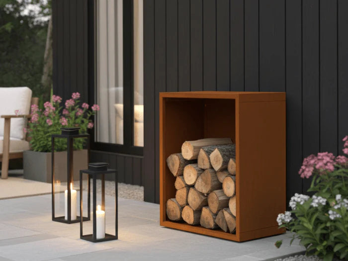 Vedställ i cortenstål placerat vid modern husfasad