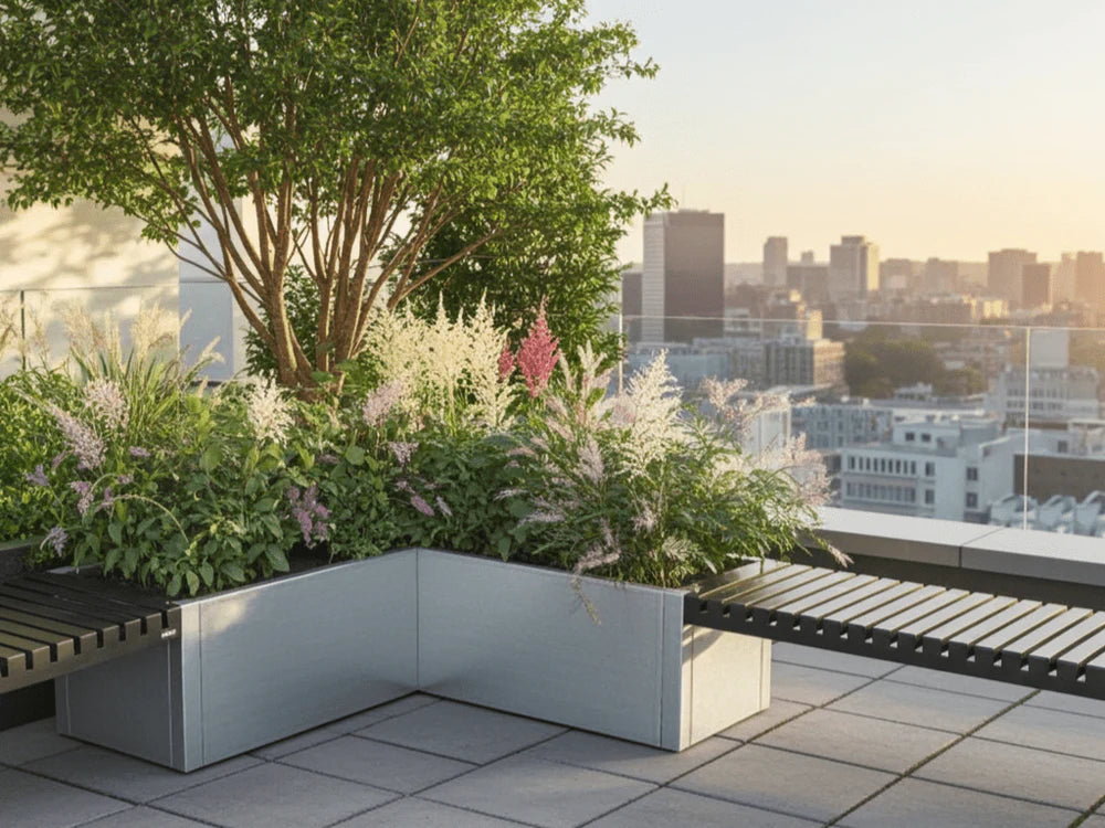 Vinkel blomlåda i galvaniserat stål på takterrass med utsikt över staden